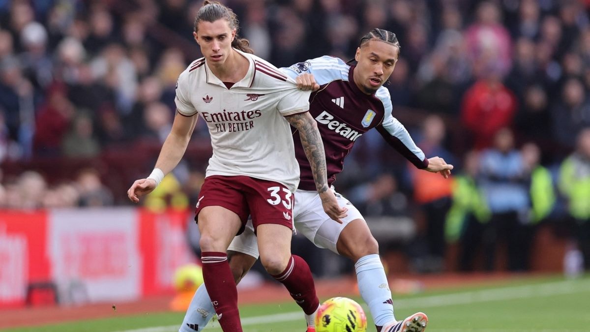 Aston Villa gặp khủng hoảng trong khi Arsenal vẫn duy trì sức mạnh