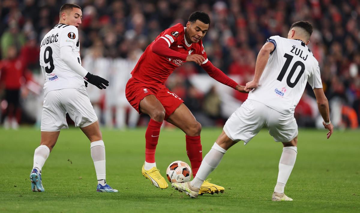 Liverpool vẫn được đánh giá cao hơn dù mới để thua Man City